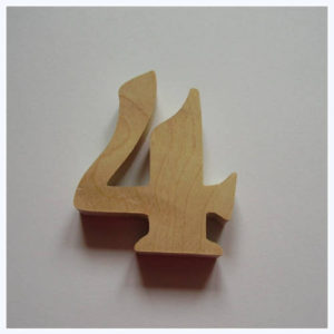 "4" dřevěné domovní číslo v.4,5 cm